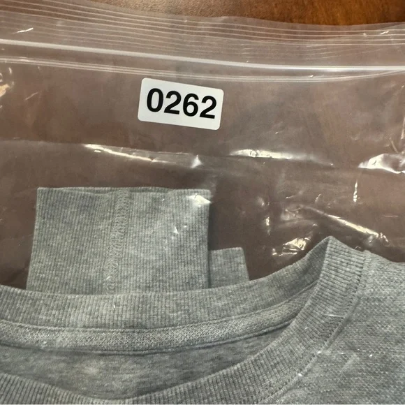 Vuori Gray Long Sleeve Sweatshirt Crewneck Pocket Athleisure Pullover Size M - Picture 15 of 15